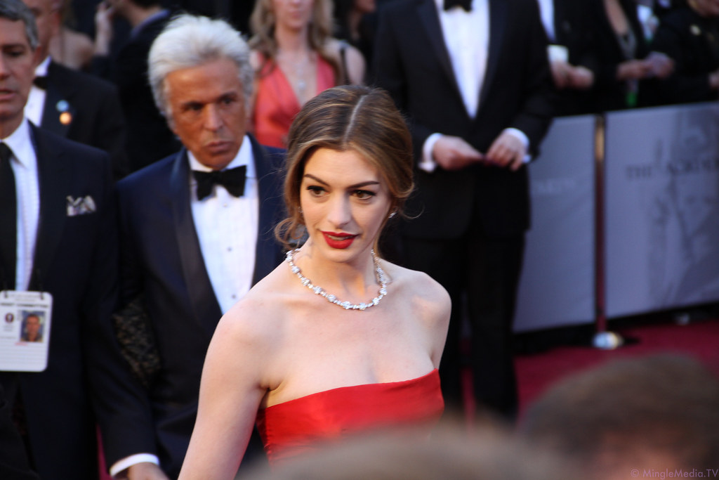 Anne Hathaway: Triumphs, Trials, and Embracing Identity in Hollywood’s Glare