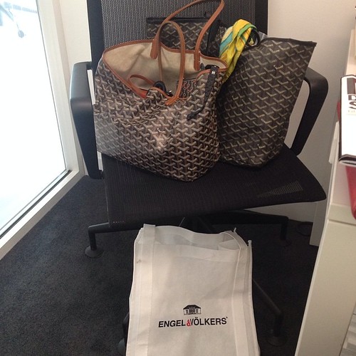 Despite all intents to minimize- needed a second tote today for computer and the beginnings of two board packages. And to go home will take the Engel & Völkers shopping tote to pick up food for weekend- #summerstreets tomorrow !! Finally it's Friday ! #go