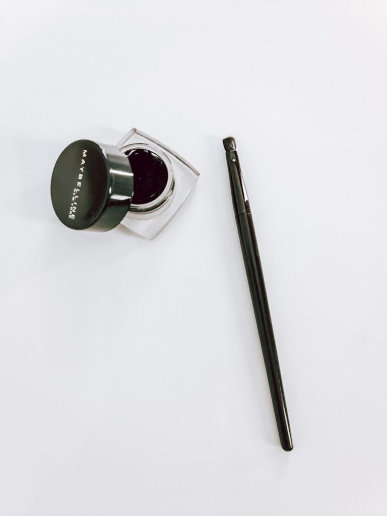 black and silver magnifying glass