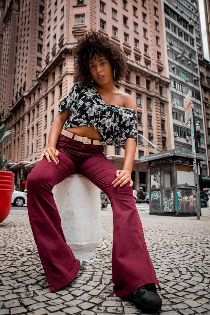 Stylish African American woman posing confidently on a São Paulo street.