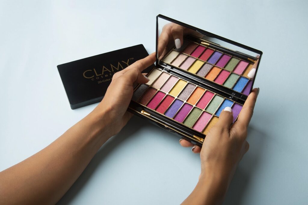 clamy eyeshadow palette, 20 color eyeshadow palette, clamy 20 colour eyeshadow palette, clamy cosmetics, hands holding eyeshadow palettes, eyeshadow in hands, eyeshadow, eyeshadow, eyeshadow, eyeshadow, eyeshadow, eyeshadow