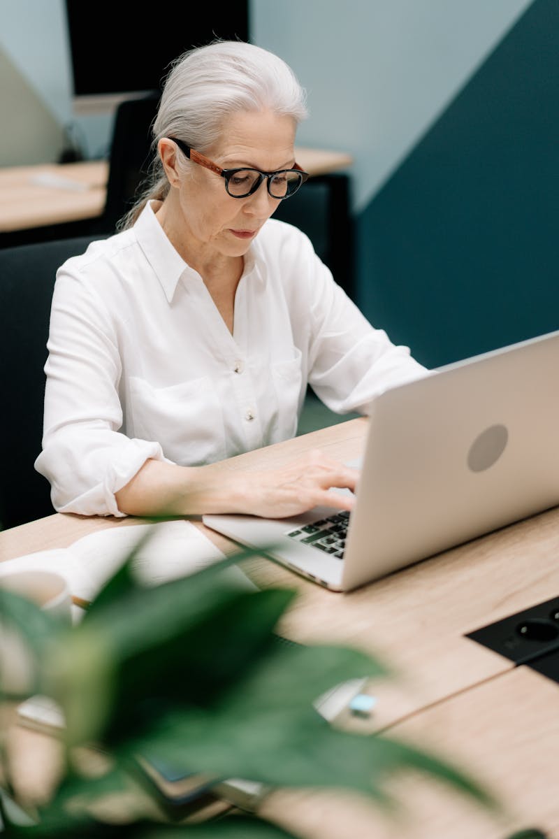 Spring Workwear Elegance: Effortlessly Chic Outfits for Women Over 60