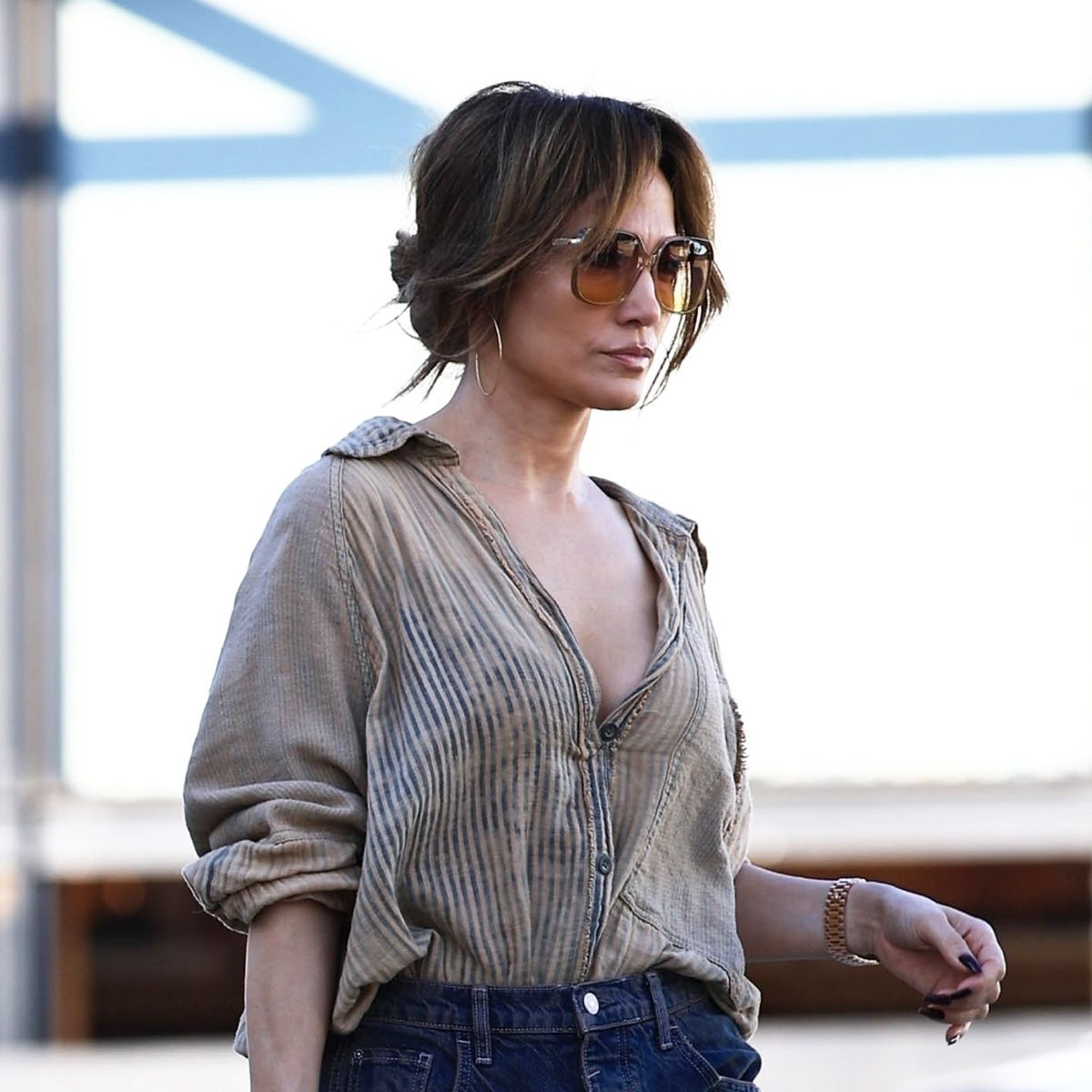 Jennifer Lopez’s Controversial Jeans: The Denim Trend That’s Stirring Up a Fashion Frenzy