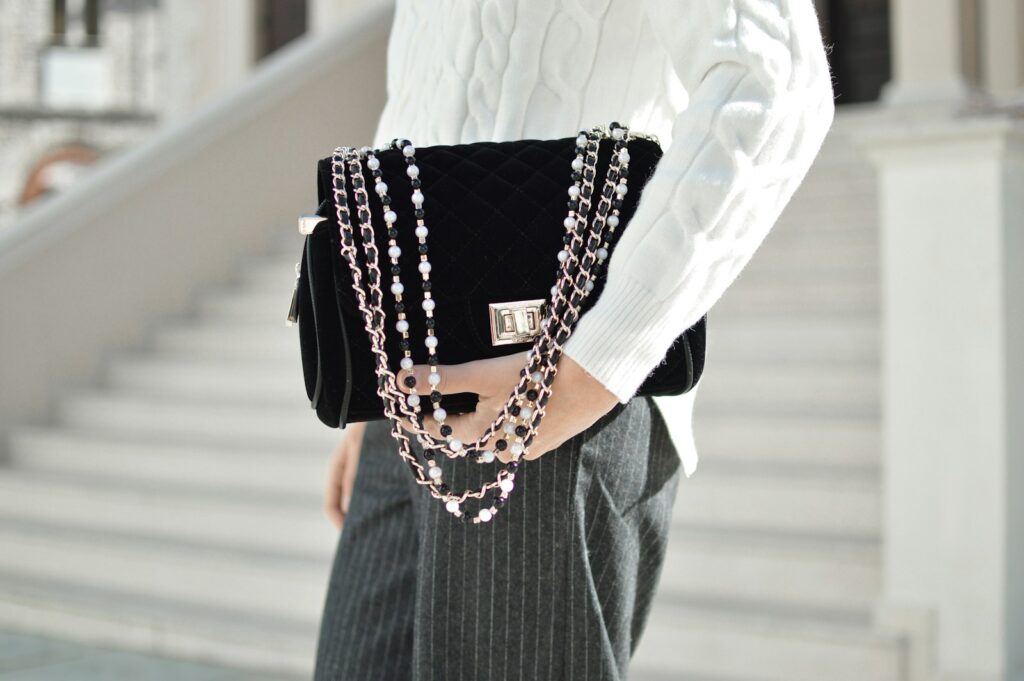Fall 2025’s Hottest Bag Trend: Say Goodbye to Crossbody Bags