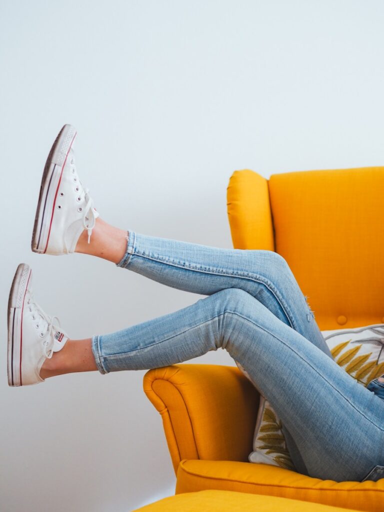 60 and Stylish: How Straight-Leg Jeans Elevate Comfort for Mature Women