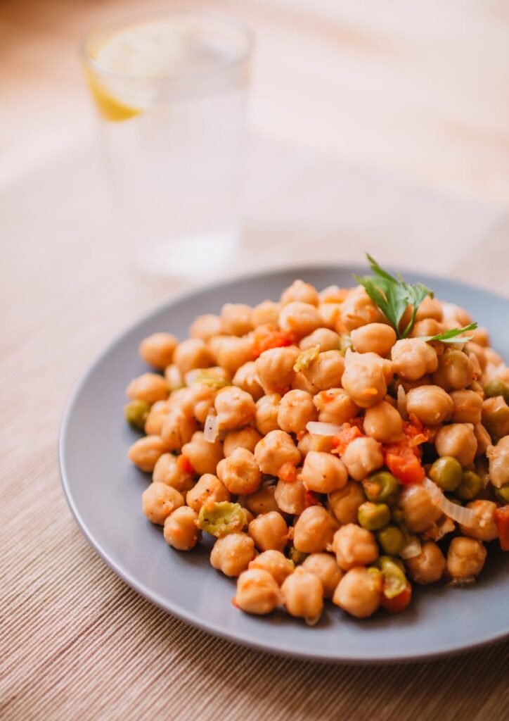 Delicious chickpea salad with vegetables, perfect for a balanced diet. Enjoy this healthy meal.