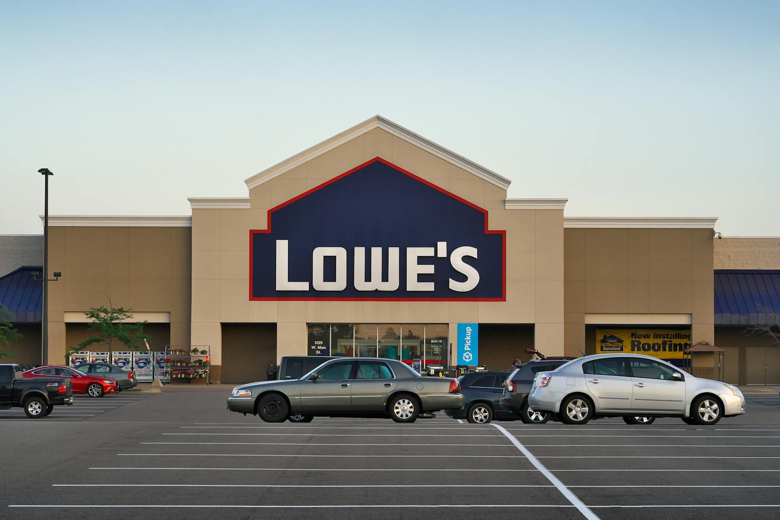 Viral Video Prompts Debate Over Safety Training at Lowe’s