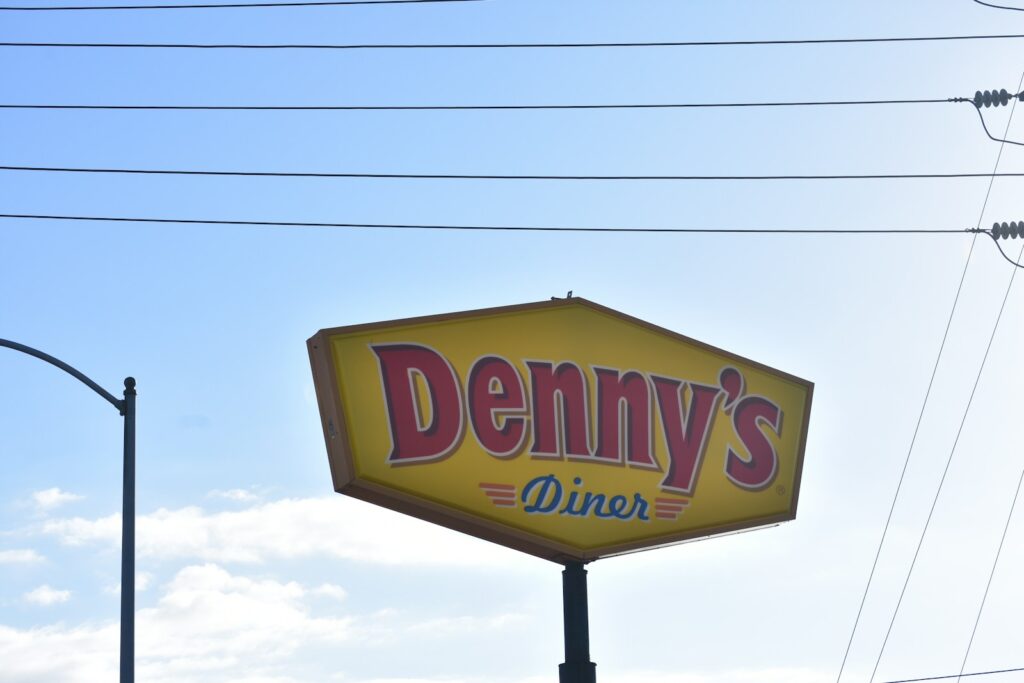 a sign for a restaurant called denny's diner