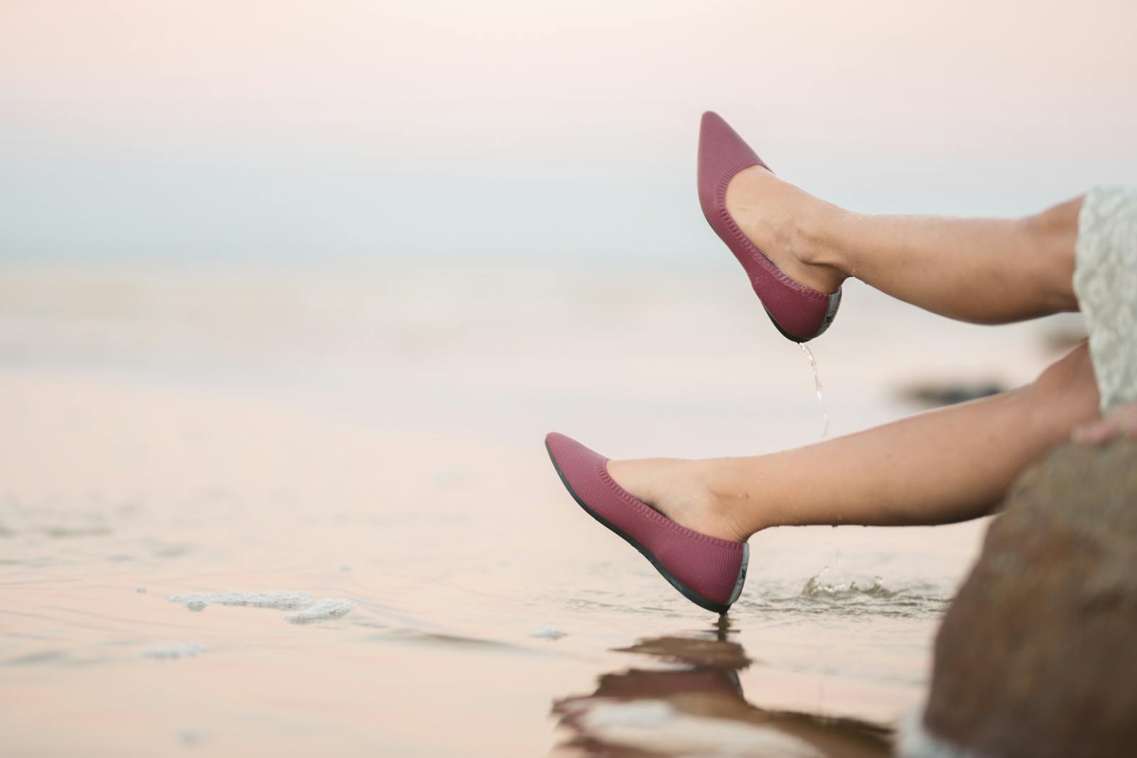 Trendy Flat Shoe Outfit Ideas Every Petite Woman Must Try