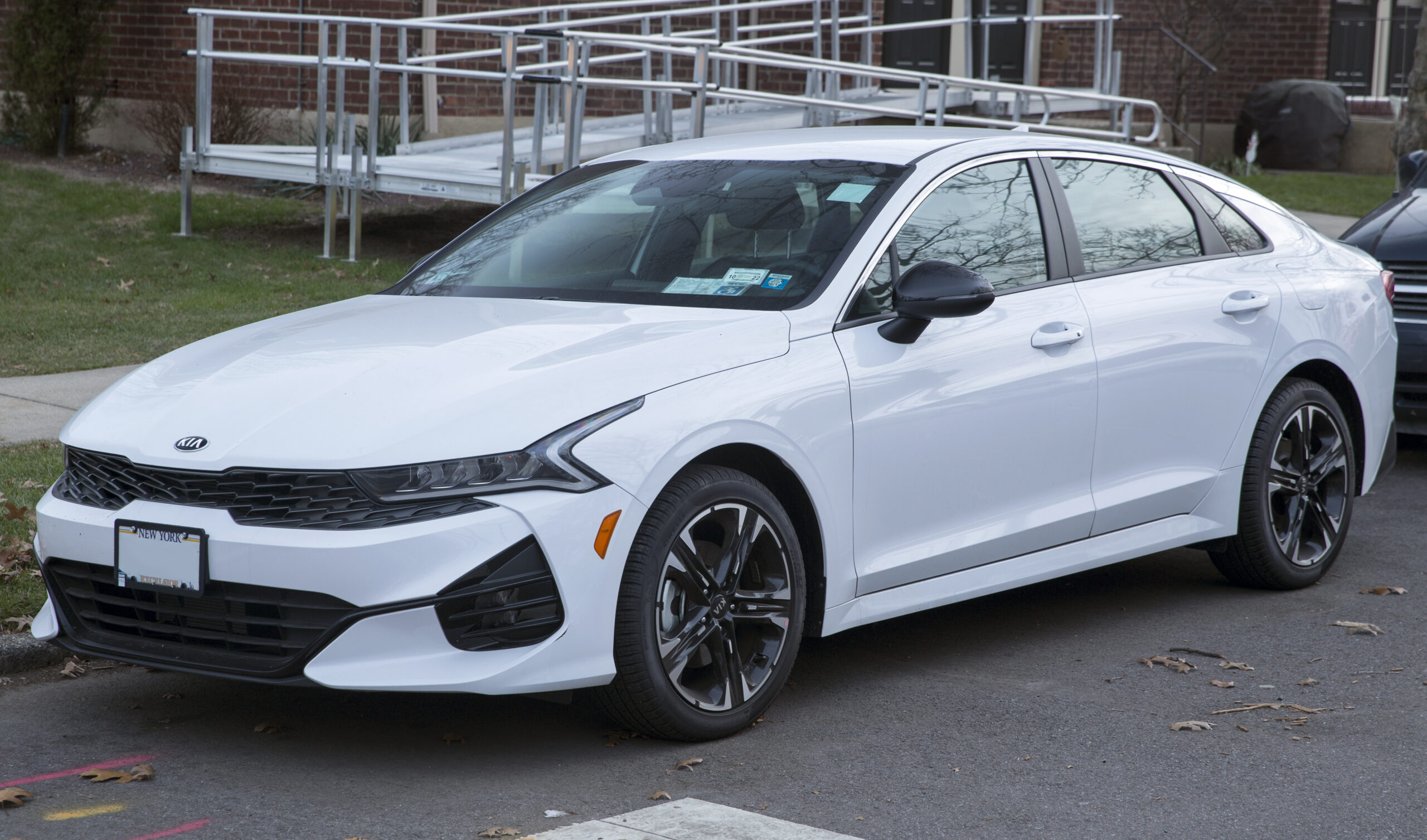 2025 Kia K5 Unveiled: Star Map LEDs, Panoramic Display, and Up to 290 HP