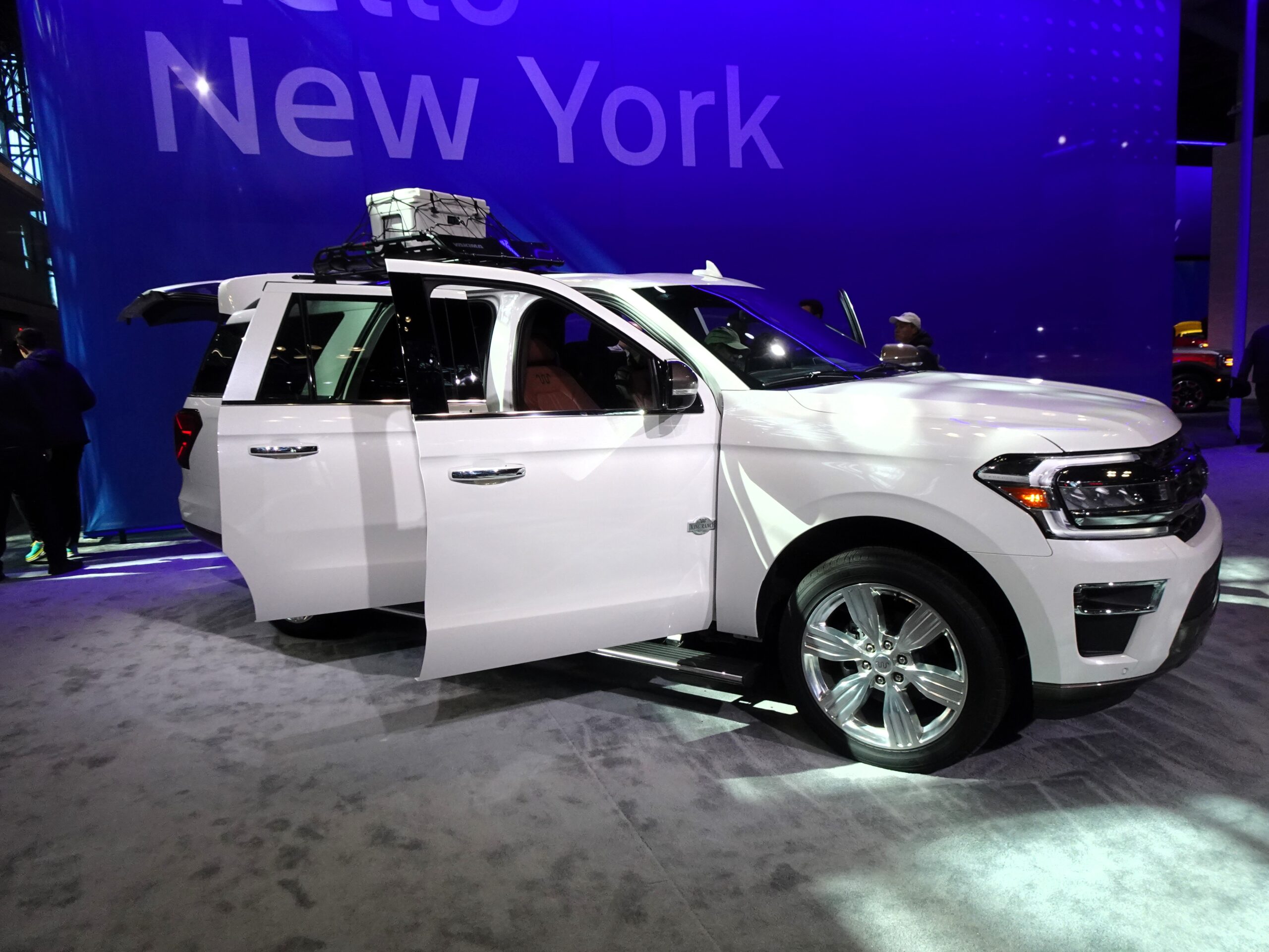 2025 Ford Expedition Spied: Giant Screen, Radical Redesign, and Possible Hybrid