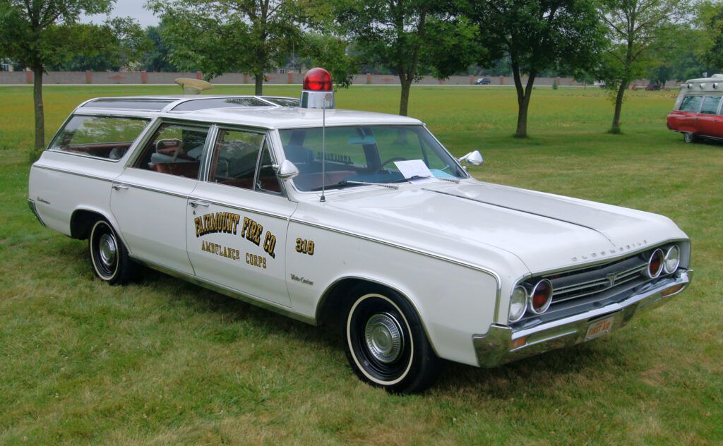 1964 Oldsmobile Vista Cruiser Automotive Conversion Company Amblewagon Ambulance (14754906007) cropped