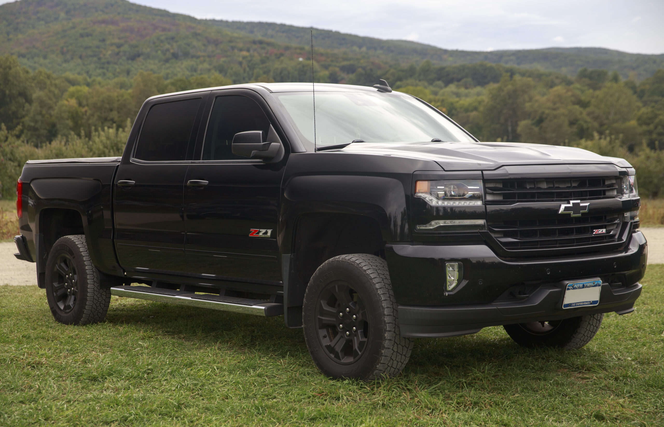 2016 Chevrolet Silverado 1500 LTZ Z71 Crew Cab in Black, front right