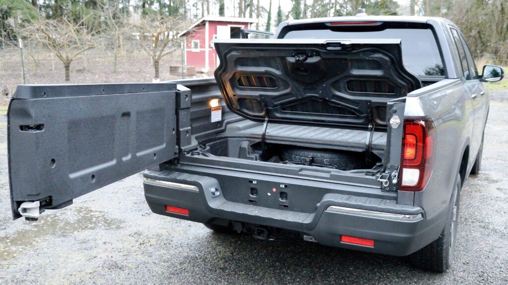 2017 Honda Ridgeline RTL dual-action tailgate and in-bed trunk