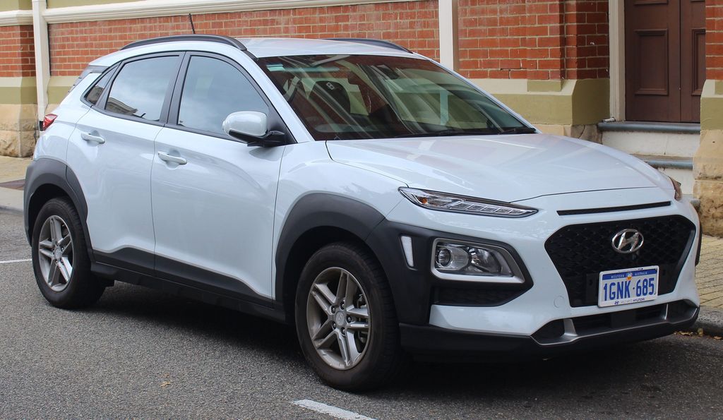2018 Hyundai Kona (OS MY18) Active 2WD wagon (2018-10-12) 01