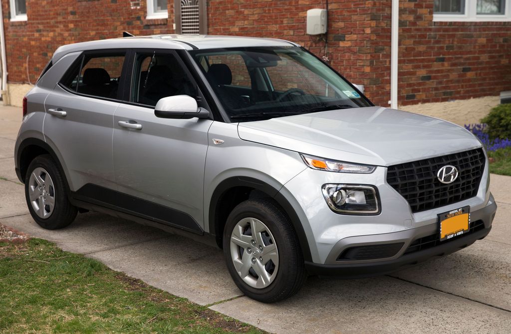 2020 Hyundai Venue SE in Stellar Silver, front right