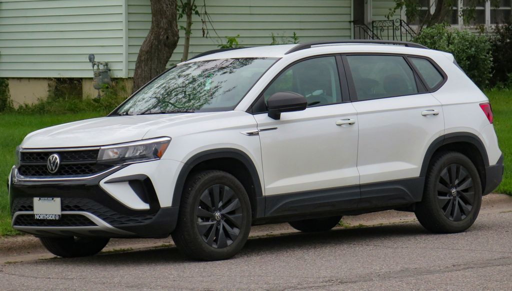 2022 Volkswagen Taos Trendline in Pure White, front left, 2024-07-10