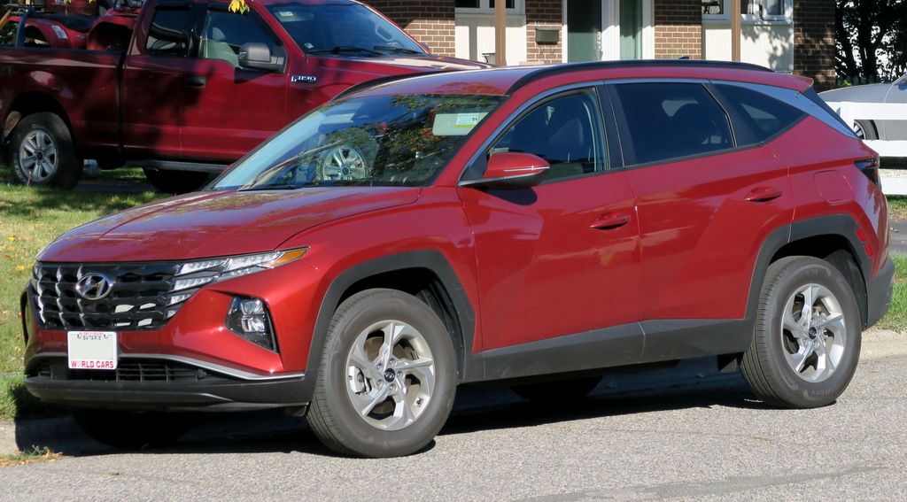 2024 Hyundai Tucson Preferred in Ultimate Red, front left, 2024-09-30