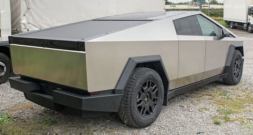 2024 Tesla Cybertruck Foundation Series IMG 0634 (cropped)