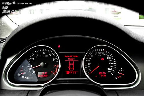 Audi Q7 4.2 quattro with Offroad Style Package * Saint Beast * Dashboard