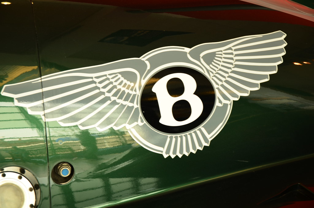 Bentley logo on the 2003 Le Mans car