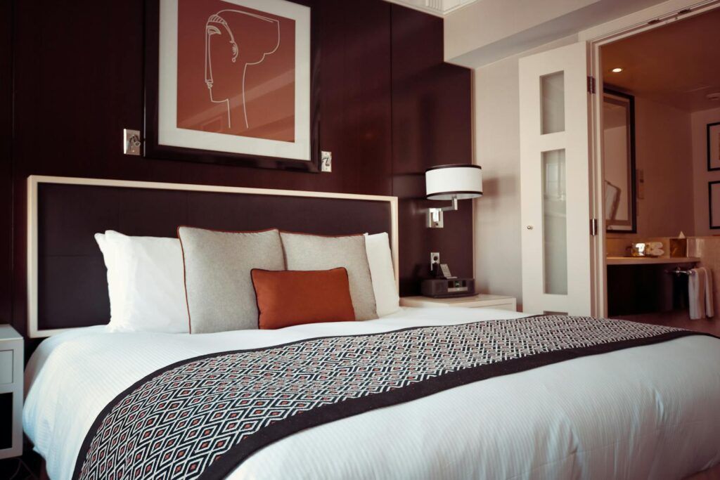 Hostel privacy breach: Traveler’s locker searched by housekeeper in Portugal.