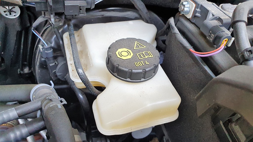 Brake fluid reservoir car