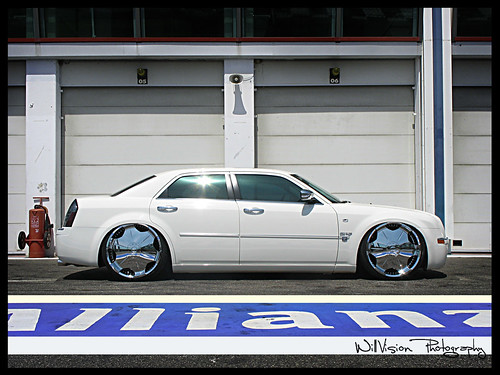 Chrysler 300C DUB on 24' by MGR Tuning Italy