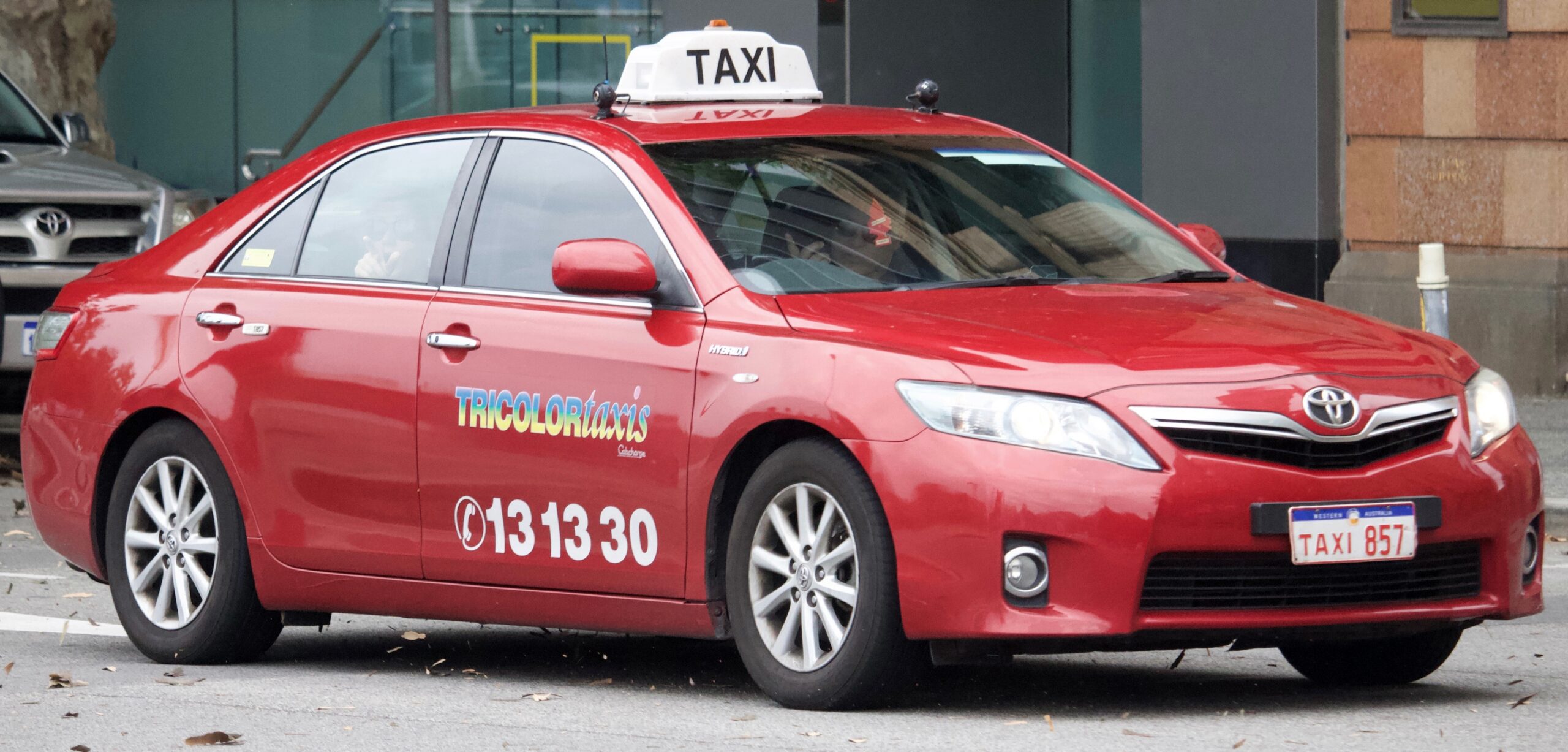 File:2010-2011 Toyota Hybrid Camry (AHV40R MY10) sedan, TriColor taxis (2017-12-09)
