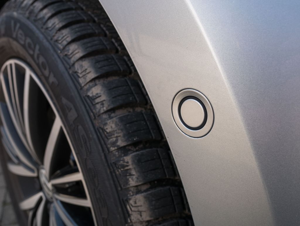 File:VW Golf VII - Parking sensor 02.jpg