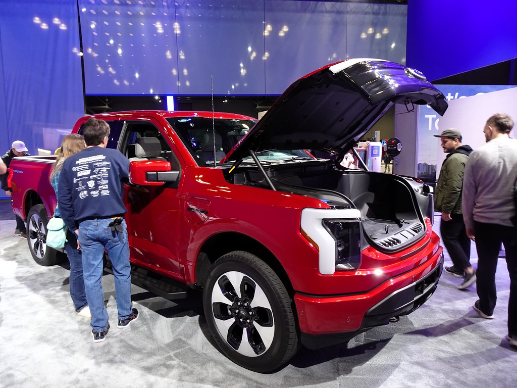 Ford F-150 Lightning Platinum (2024)
