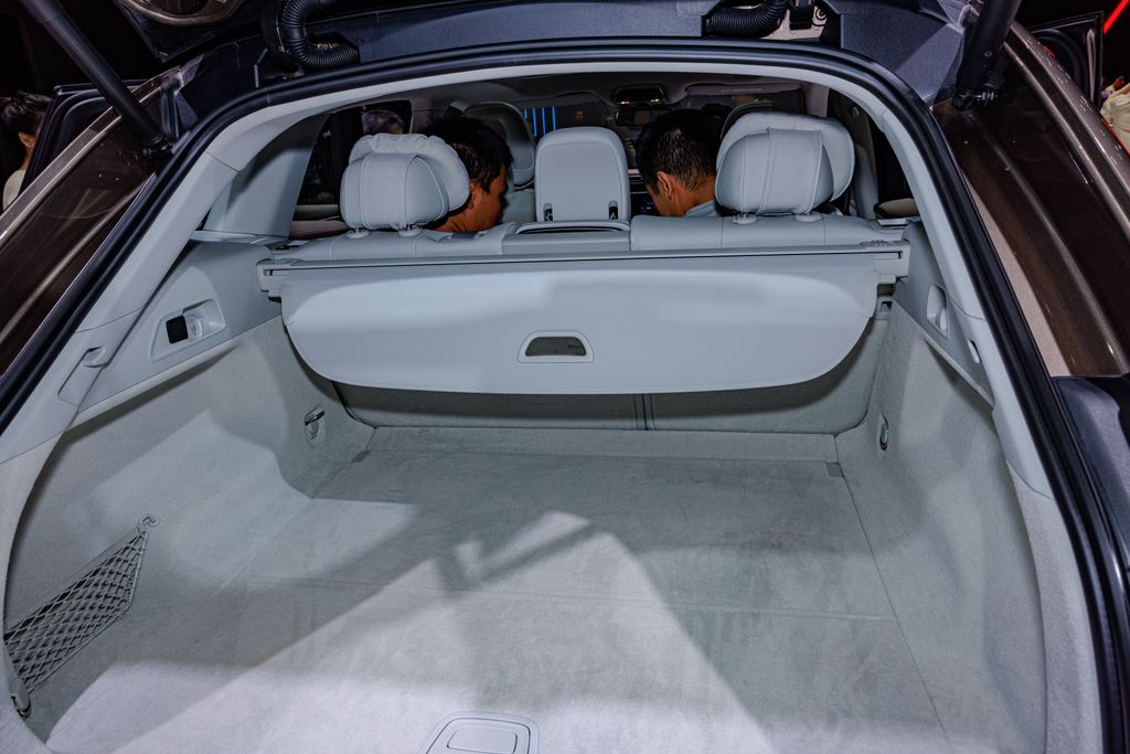MERCEDES-BENZ EQE SUV CHINA VERSION CARGO SPACE