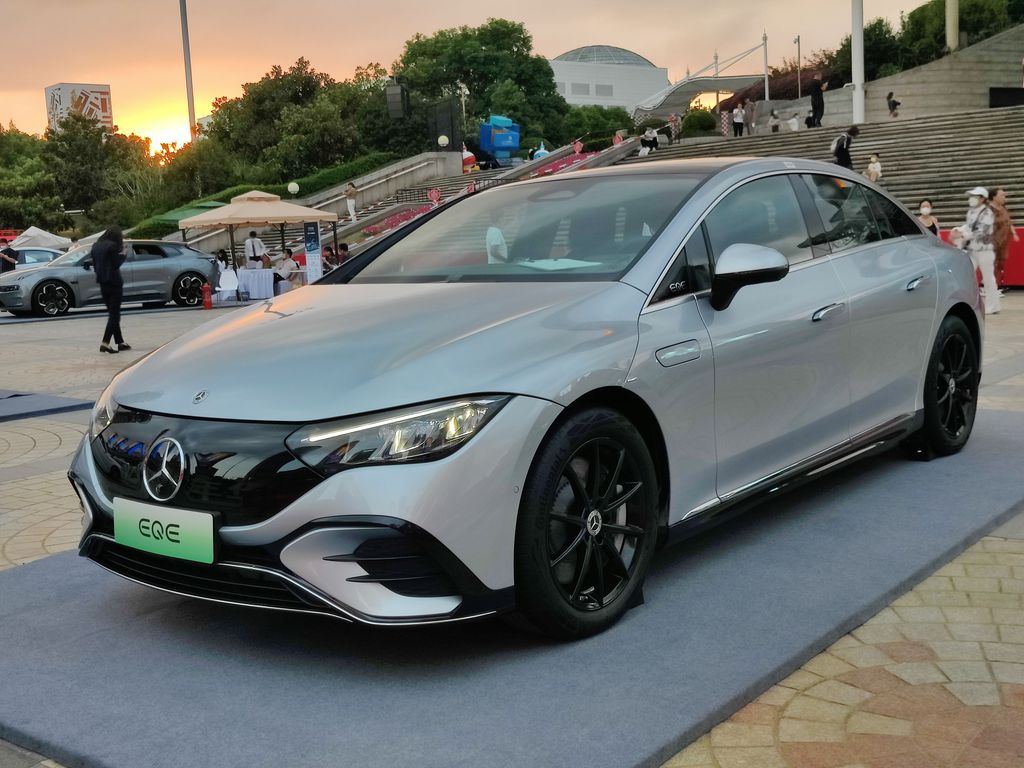 Mercedes-Benz EQE 002
