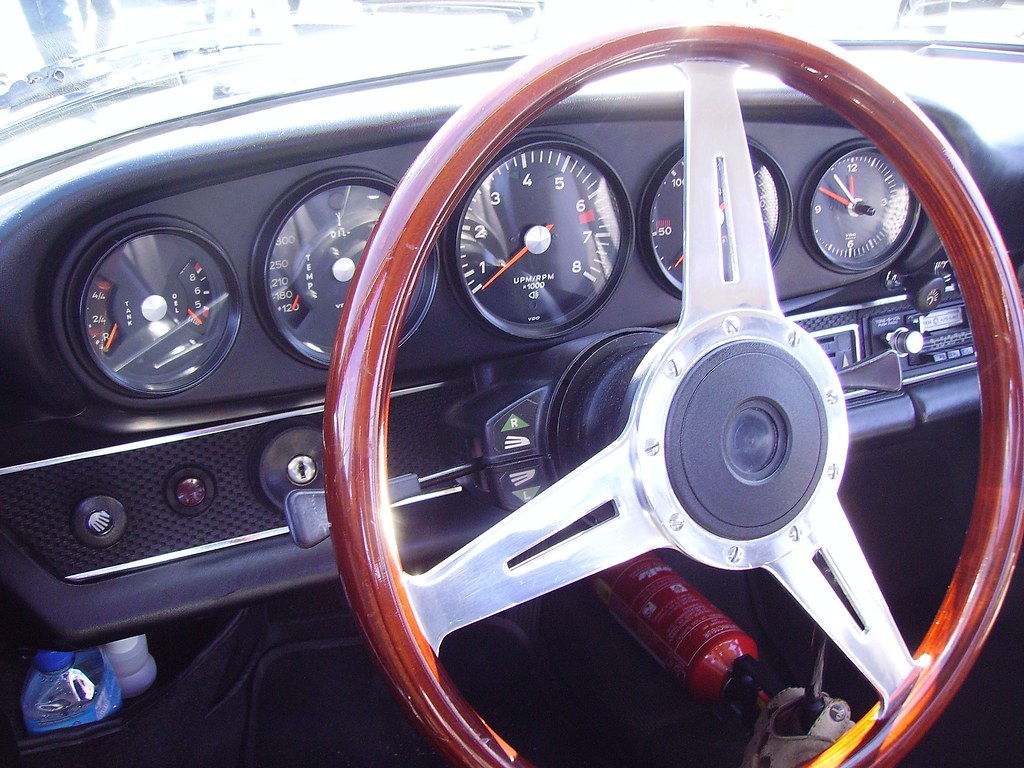 Porsche 911: dashboard and steering wheel
