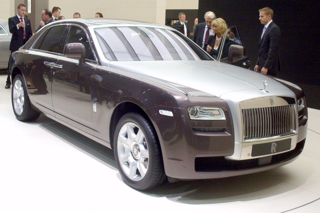 0K Rolls-Royce vs 0K Mercedes: Exploring the Luxury Gap and What You Get For the Extra Price.