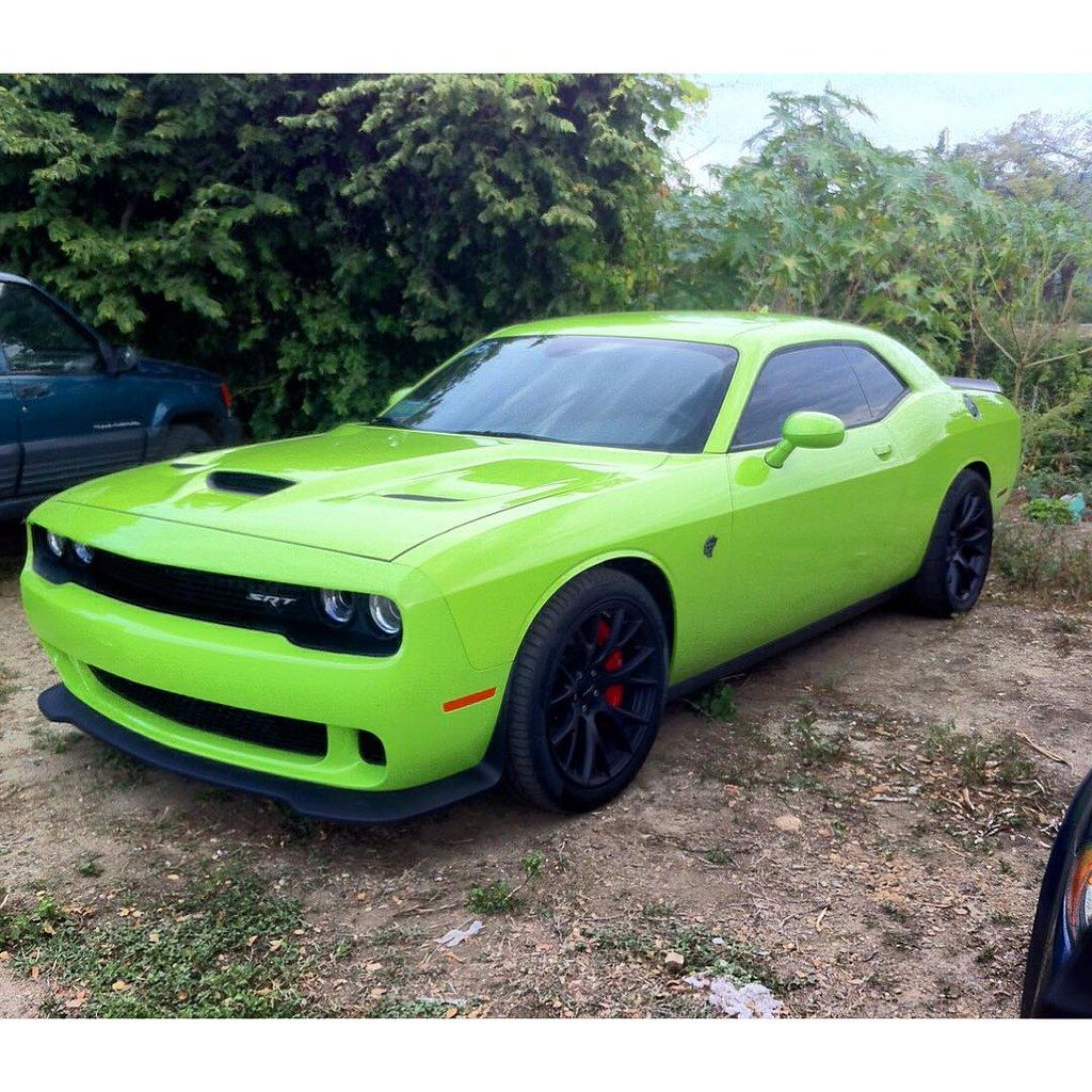 SRT Hellcat #dodge #hellcat #srt #challengersrt #challengerfam #challengerhellcat #morninautos #soloparking #chivera #green