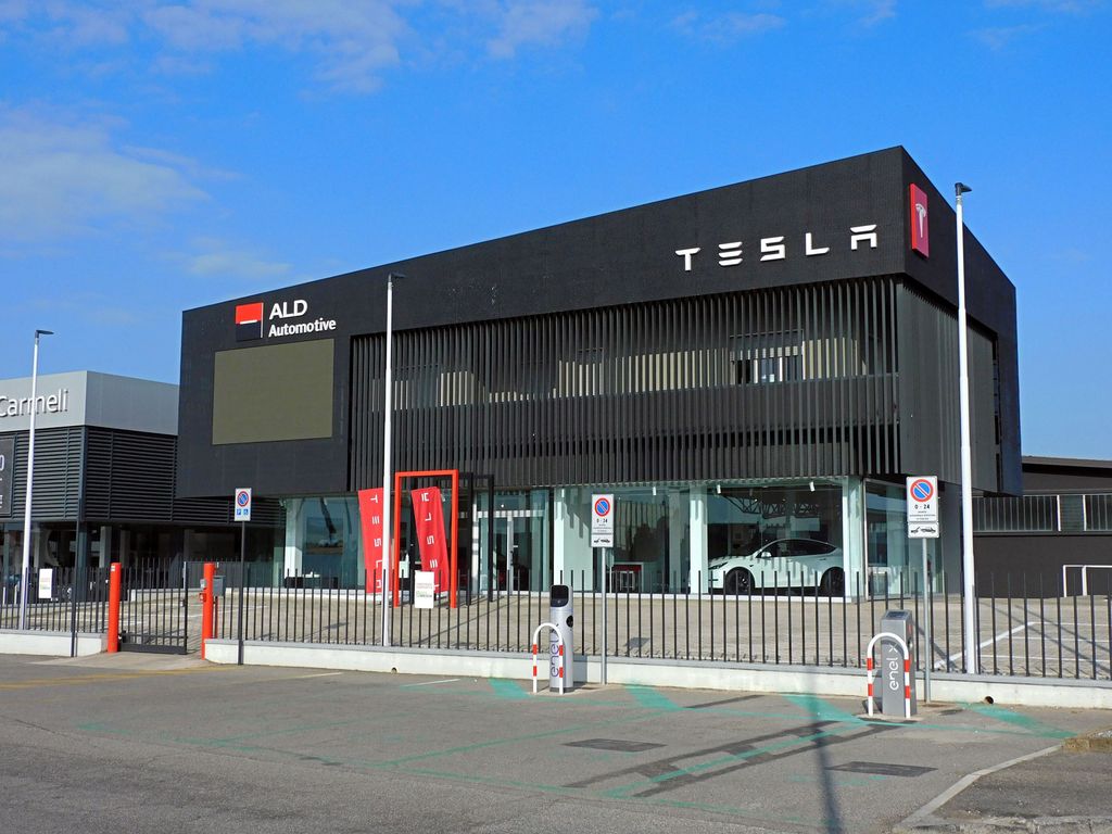 San Zeno Naviglio Tesla Center 20220713