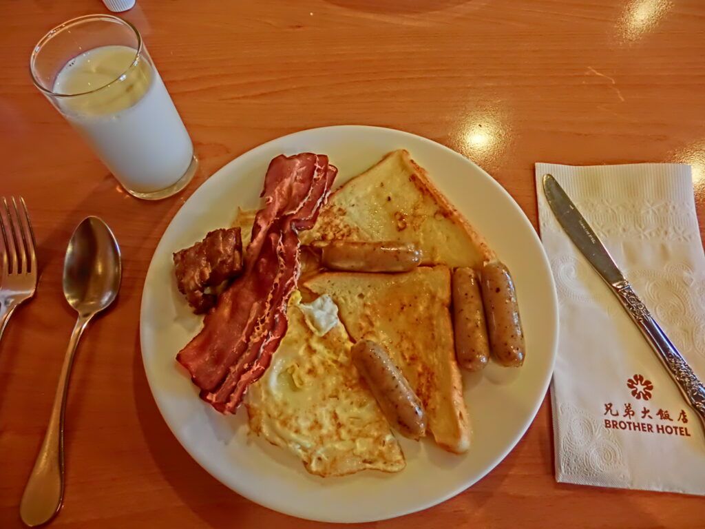 TW 台北 Taipei 兄弟大飯店 Brother Hotel 早晨 自助餐 buffet food Egg bread sauages milk Feb-2013