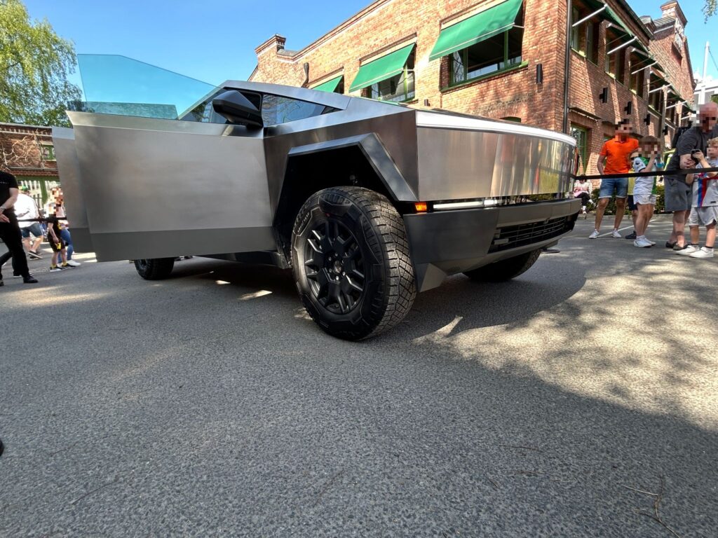 Tesla Cybertruck at Skøyen, Norway (2024 - 7)