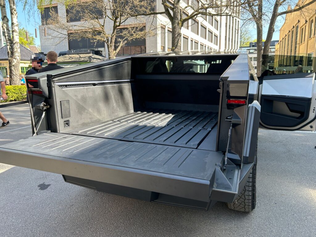 Tesla Cybertruck at Skøyen, Norway (2024 - 9)