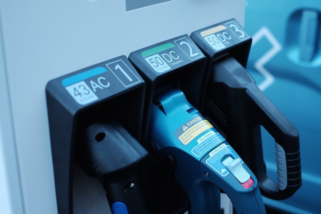 “I Thought It Was Free!”: Woman Unplugs Man’s Paid EV Charger in Hilarious Etiquette Fail