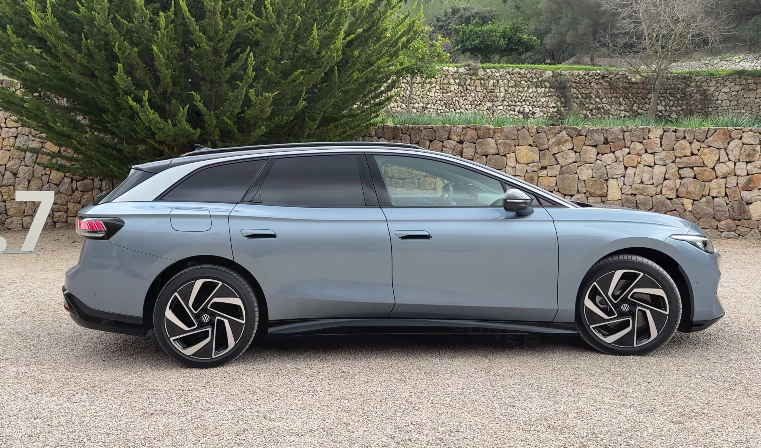Volkswagen Unveils ID.7 Tourer: The Electric Wagon Combining Massive Space and Long Range