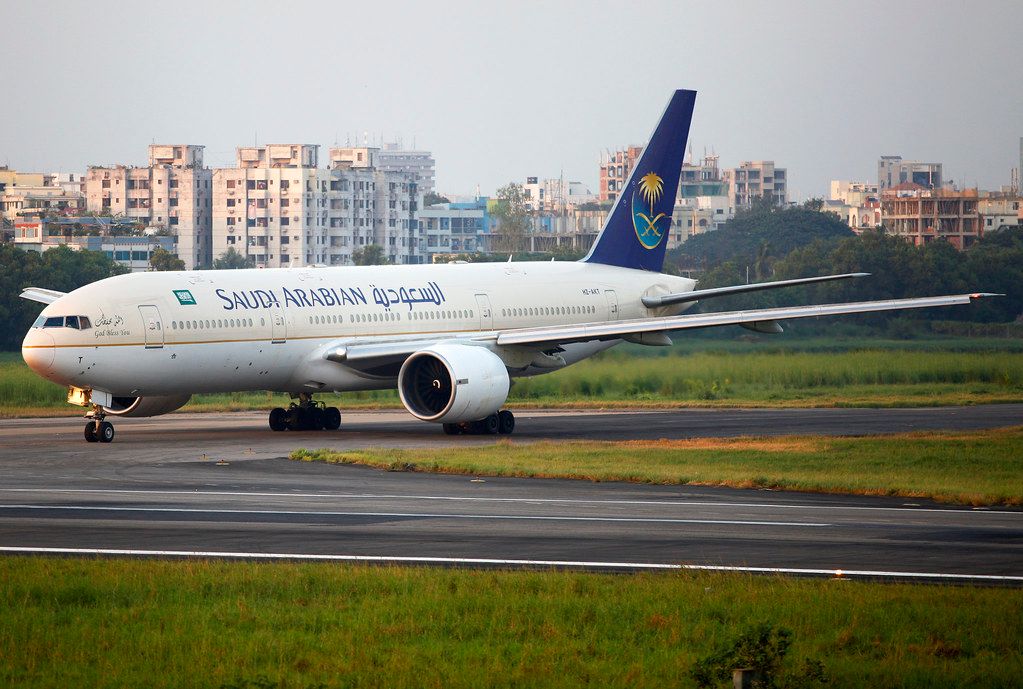 Engine Issue Forces United Flight to Paris to Divert to Denver Amid Safety Concerns