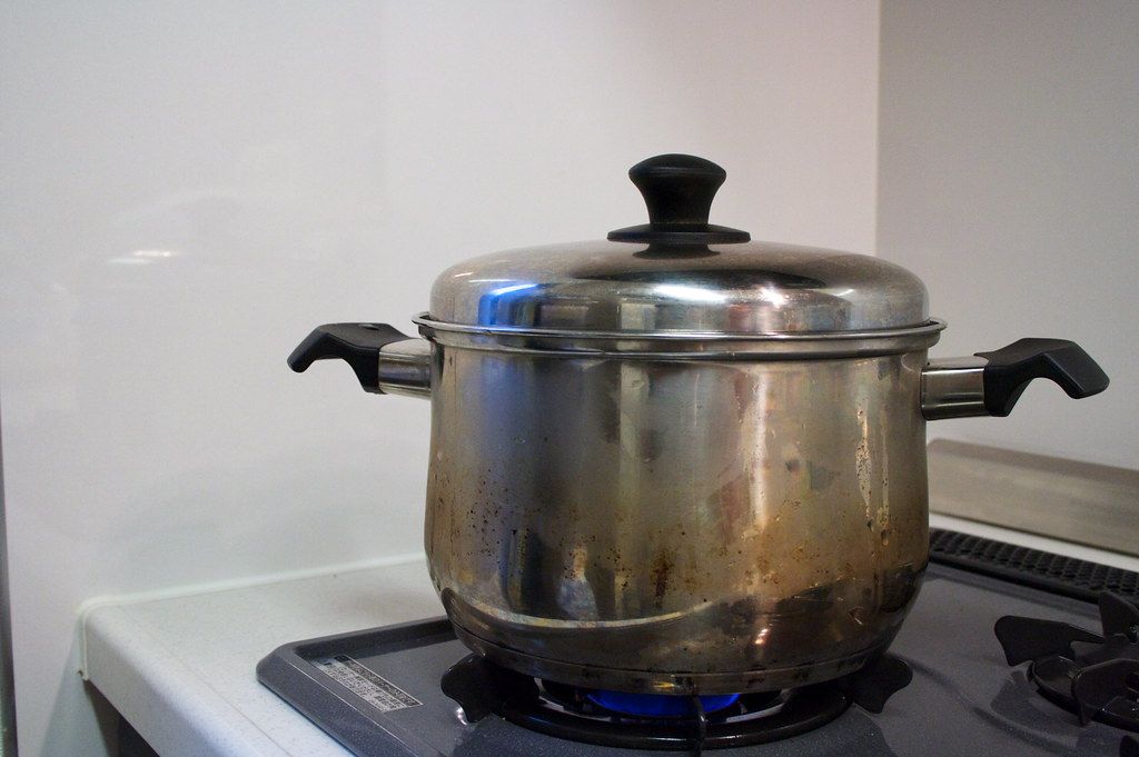 The Dangerous Habit of Overnight Stove Simmering: Fire, CO Poisoning, and Safety Tips