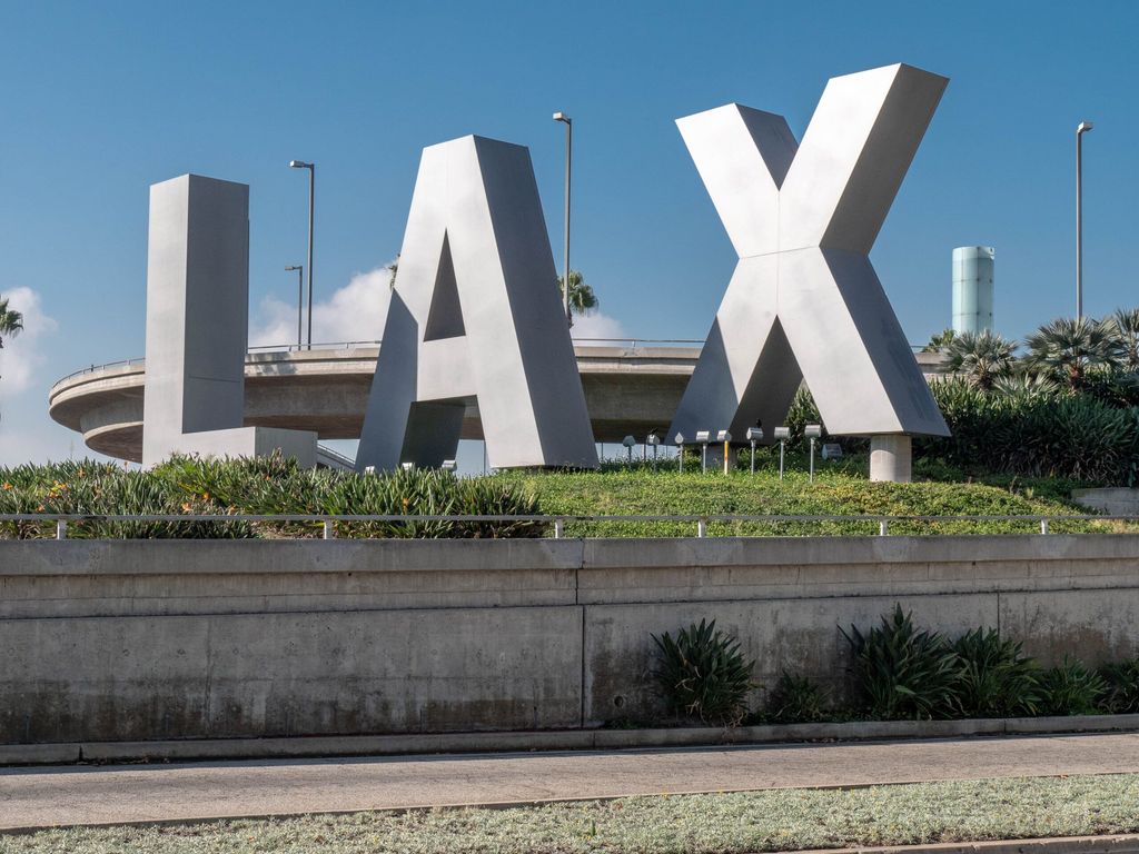 LAX vs. BUR: Navigating Chaos at the ‘Worst Airport’ vs. Hassle-Free Travel
