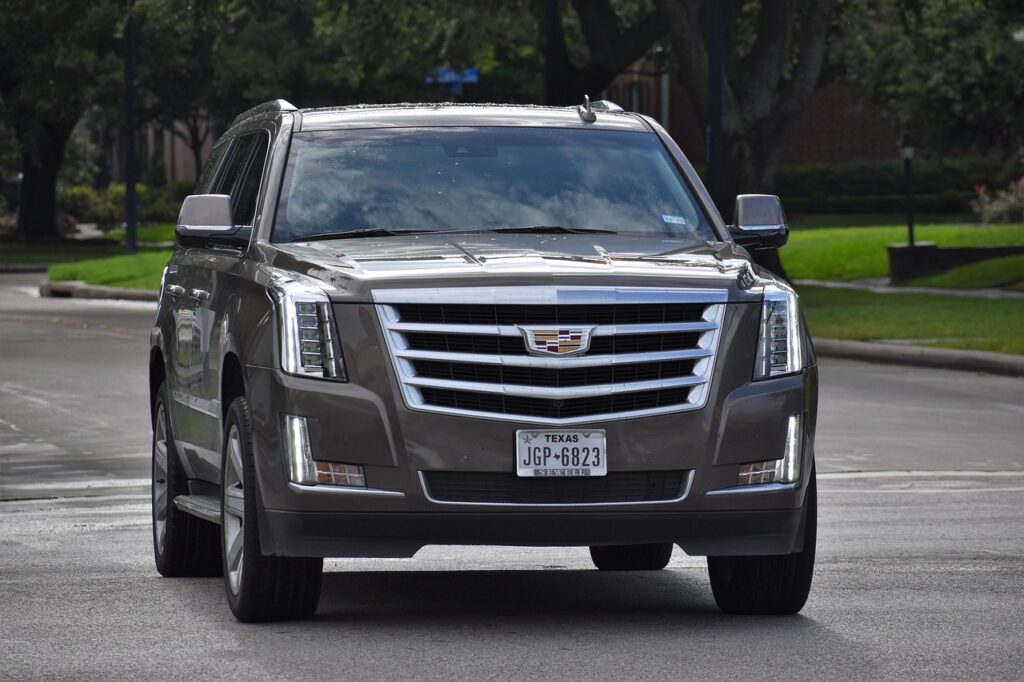 cadillac escalade, suv, car, luxury car, automobile, vehicle, off road vehicle, cadillac suvs, free car pictures, luxury photos for free, car wallpapers, lux life, luxury lifestyle, best suvs listings, car dealership, free suv pictures, editors pic