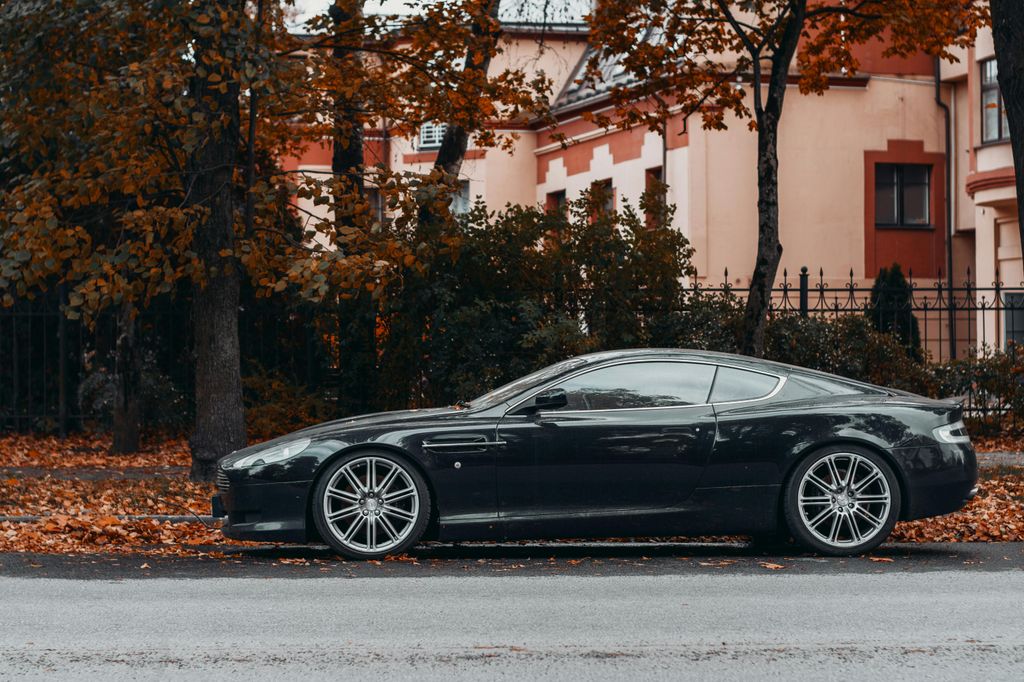 Aston Martin DB9 – Timeless Elegance