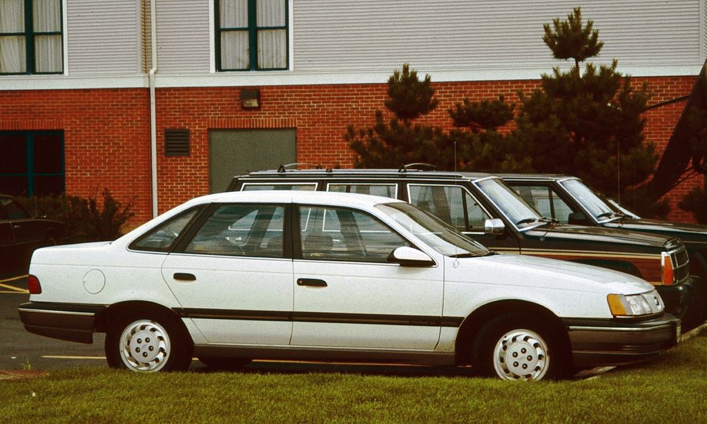 Ford Taurus (Early Models)