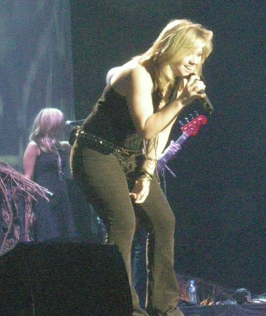 Kelly Clarkson’s Heartfelt Priority: Unveiling the Emotional Truth Behind Her Vegas Residency Postponement