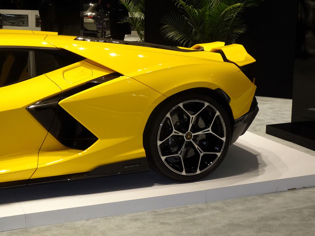 2024 Lamborghini Revuelto